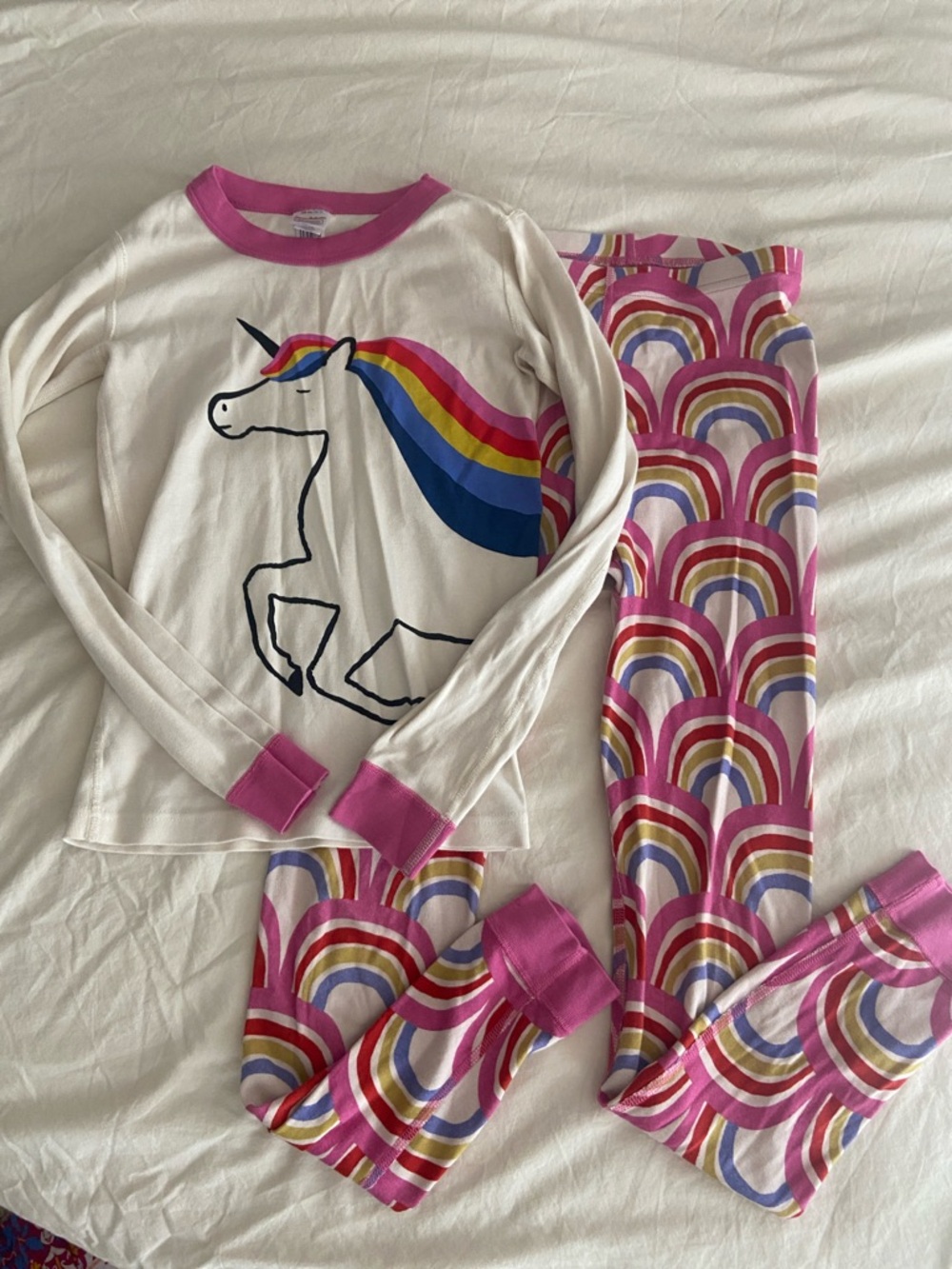 Hanna Andersson White Unicorn Pajama Set with Pink & Rainbow Accents